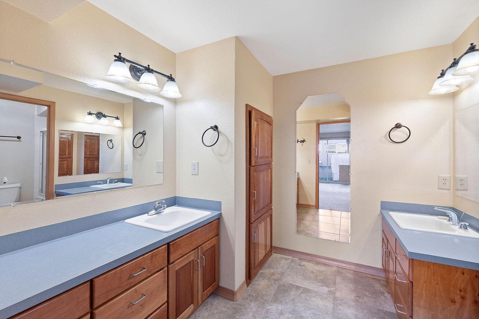Photo of 2490 NW Deschutes Drive 13 of 92