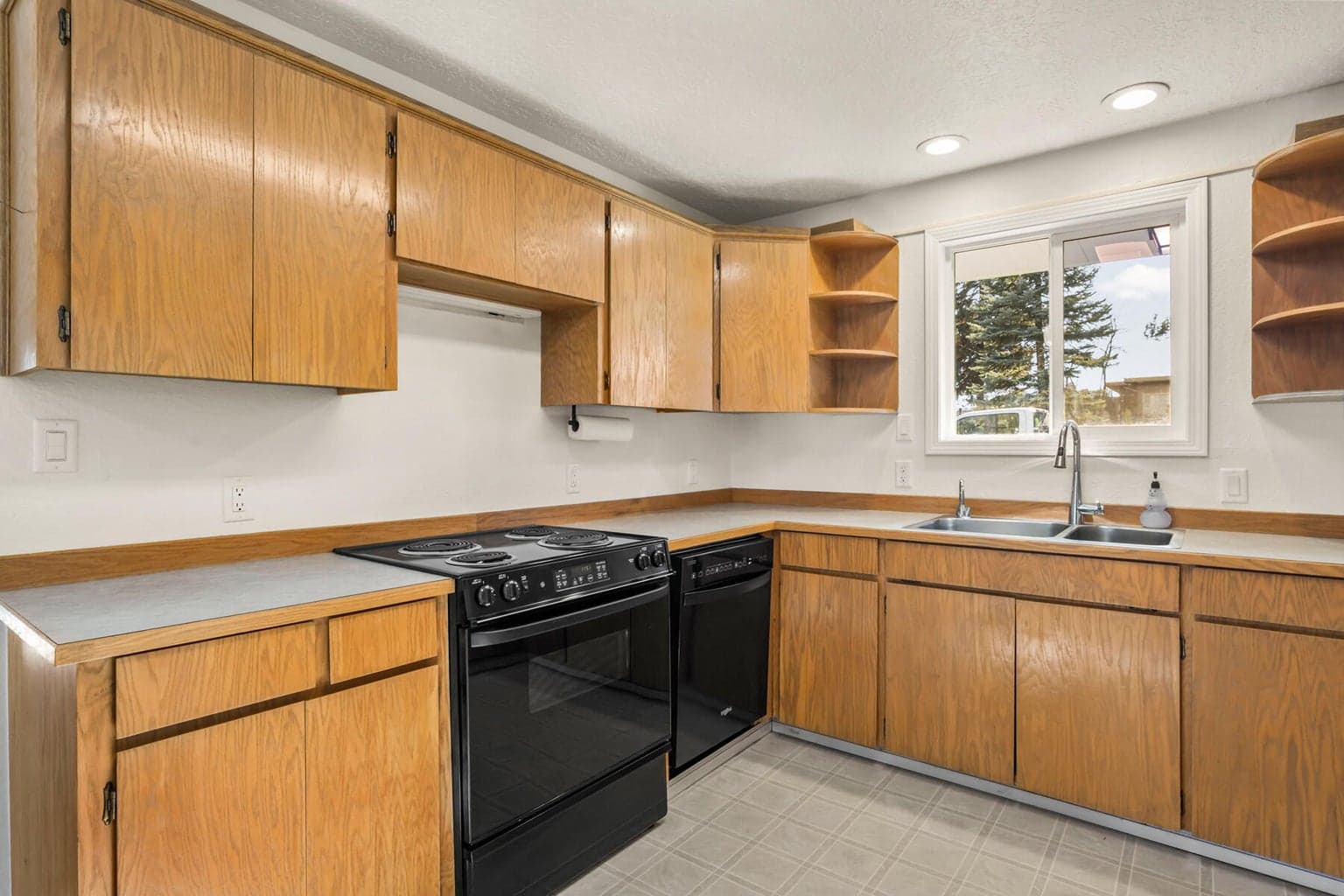 Photo of 642 NE Franklin Avenue 7 of 38