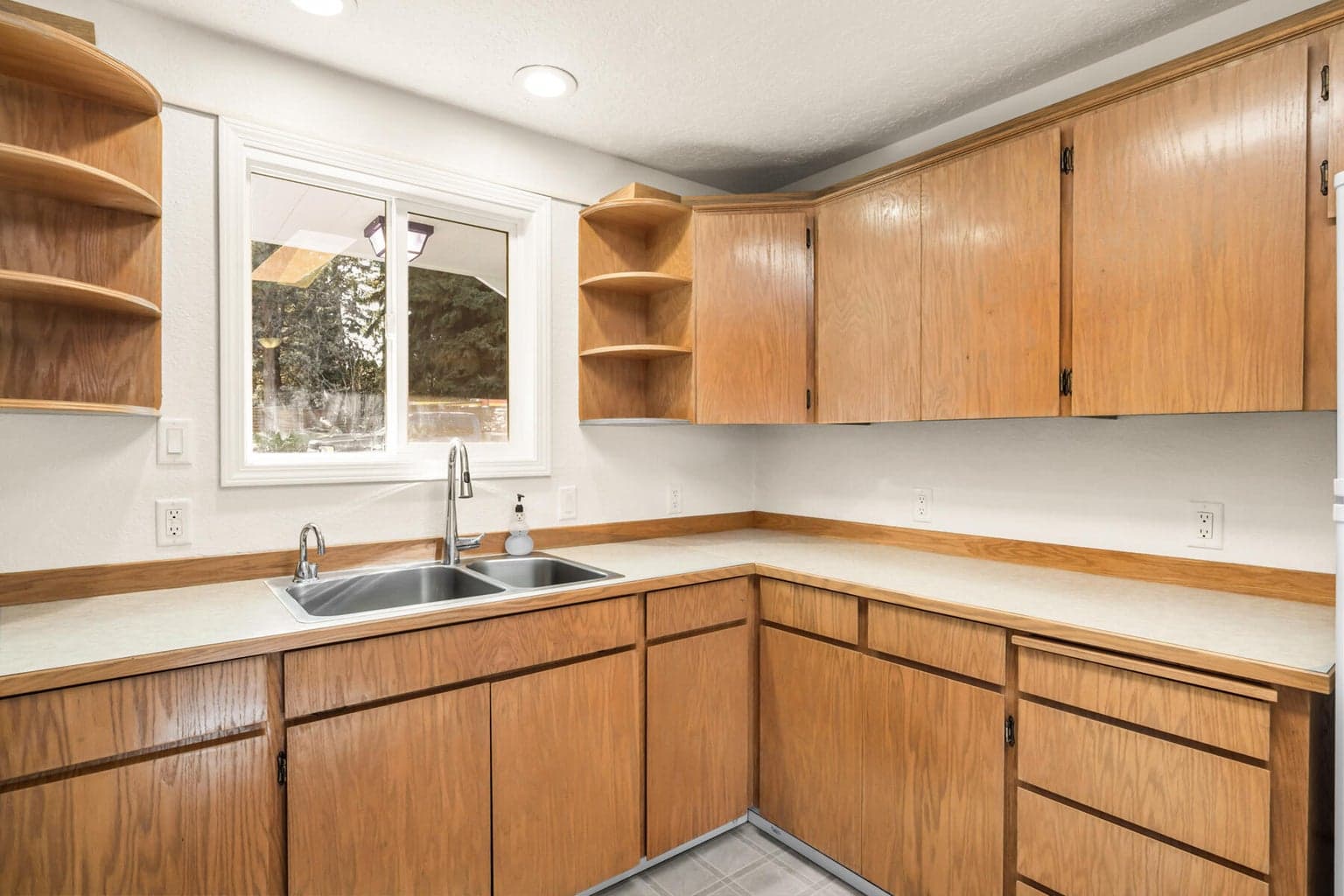 Photo of 642 NE Franklin Avenue 9 of 38