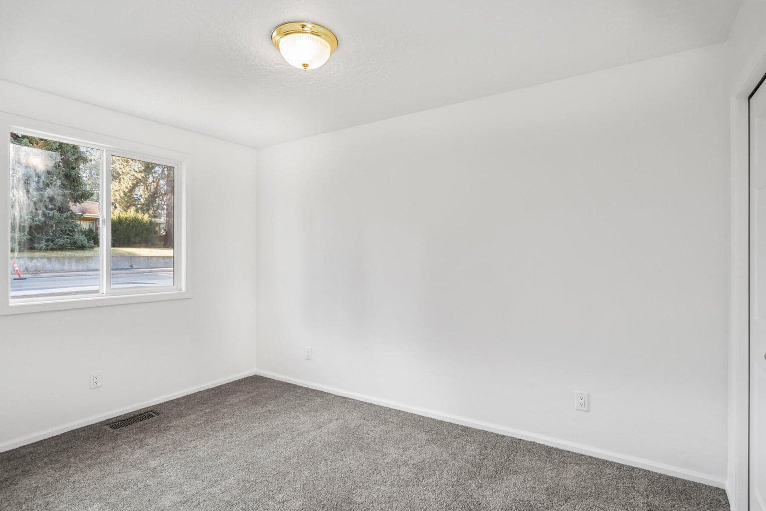 Photo of 642 NE Franklin Avenue 12 of 38