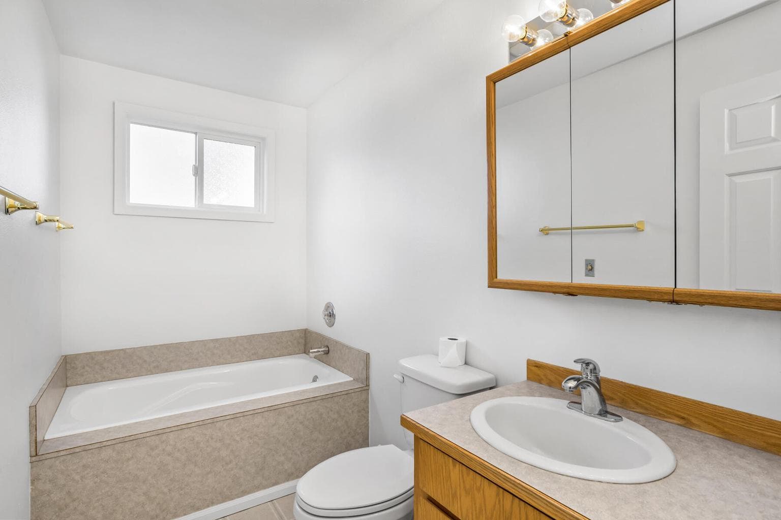 Photo of 642 NE Franklin Avenue 13 of 38