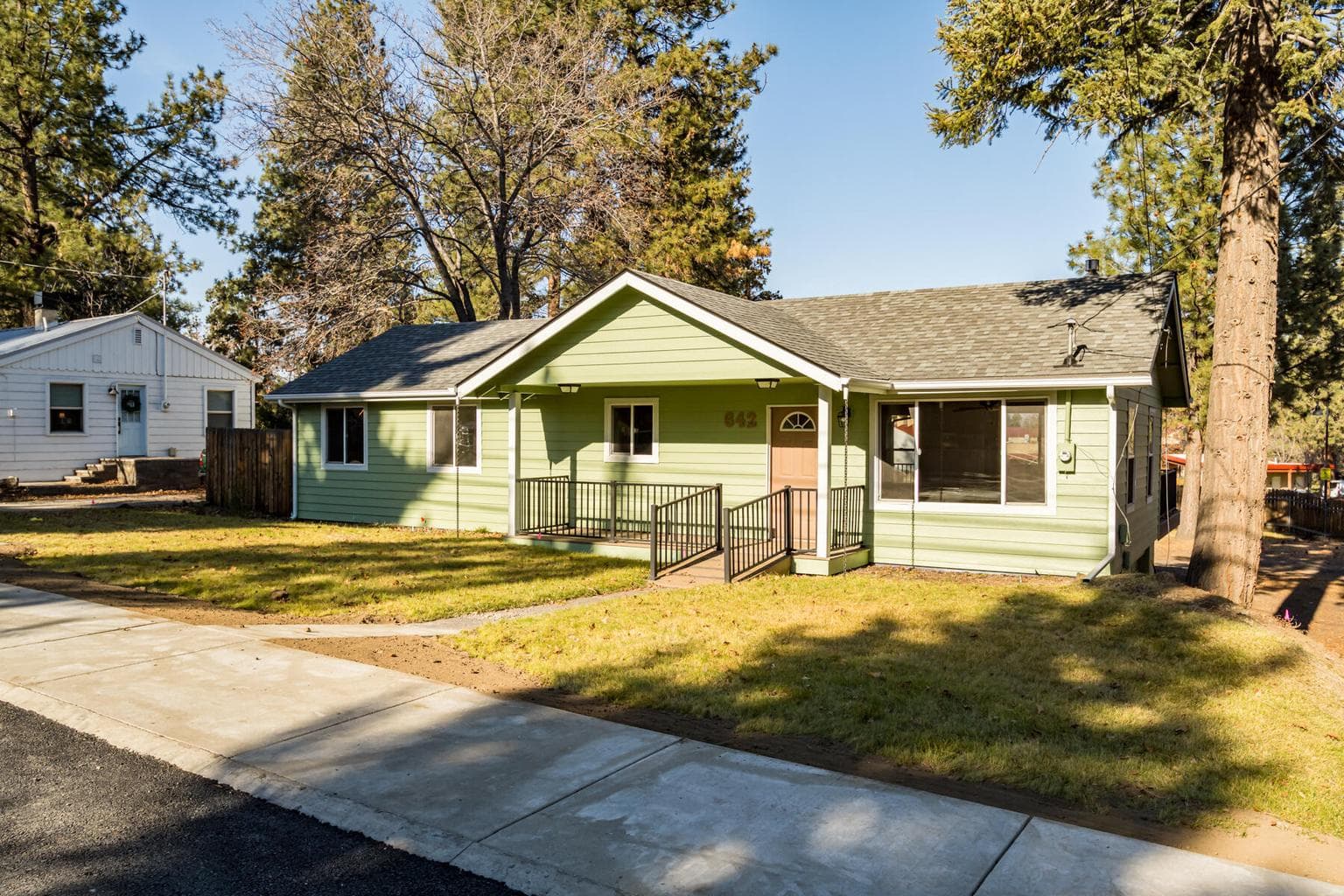 Photo of 642 NE Franklin Avenue 19 of 38