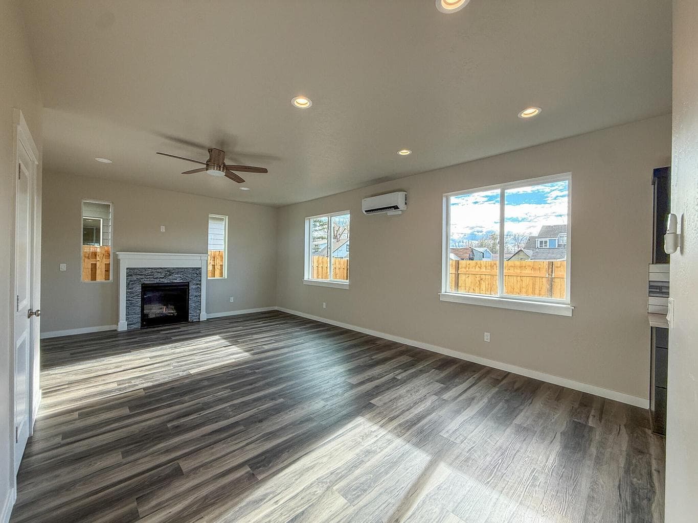 Photo of 624 Court 3 of 20