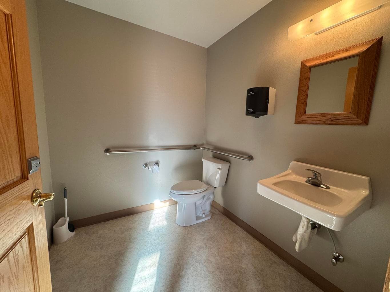 Photo of 917 SW Highland Avenue 10 of 12