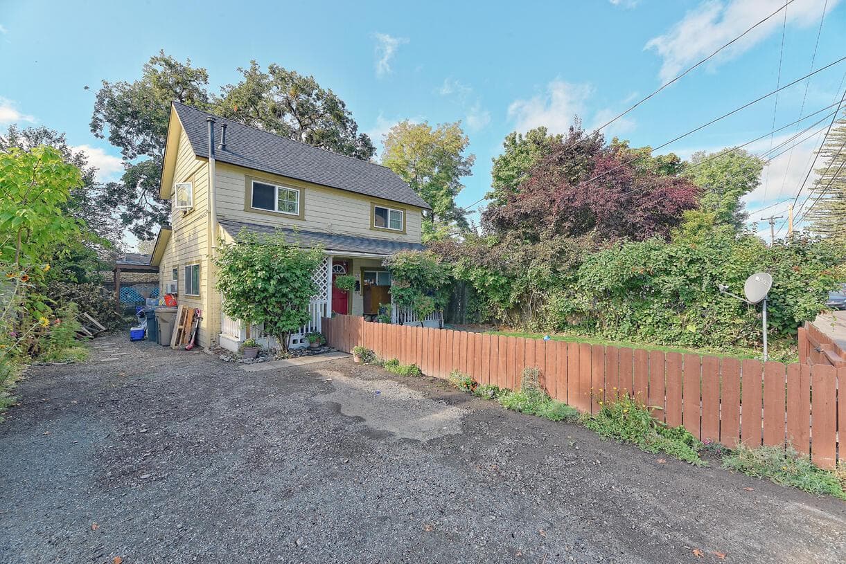 Photo of 575 SW G 2 of 14