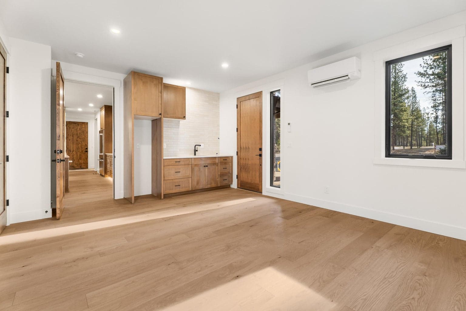 En-Suite with kitchenette, lock-off capability and separate entrance