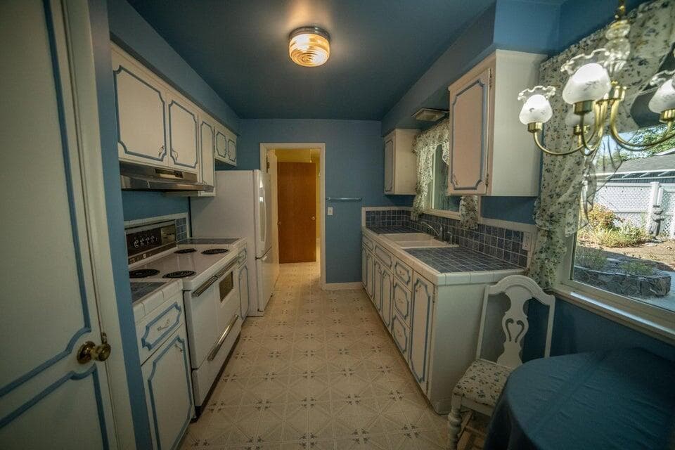 Photo of 156 NE Spruce Lane 7 of 36