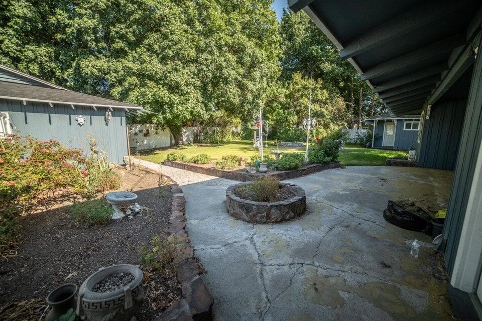 Photo of 156 NE Spruce Lane 16 of 36