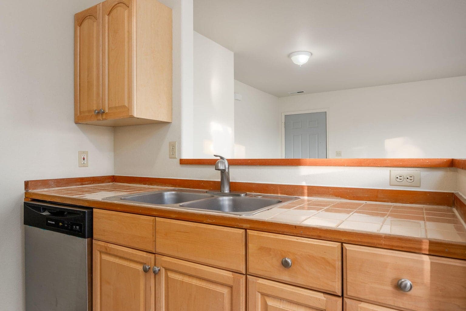 Photo of 919 NW Portland Avenue 8 of 28