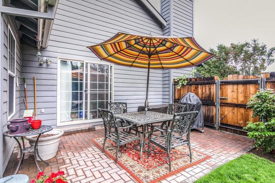 Rear deck with patio setting and very quiet location