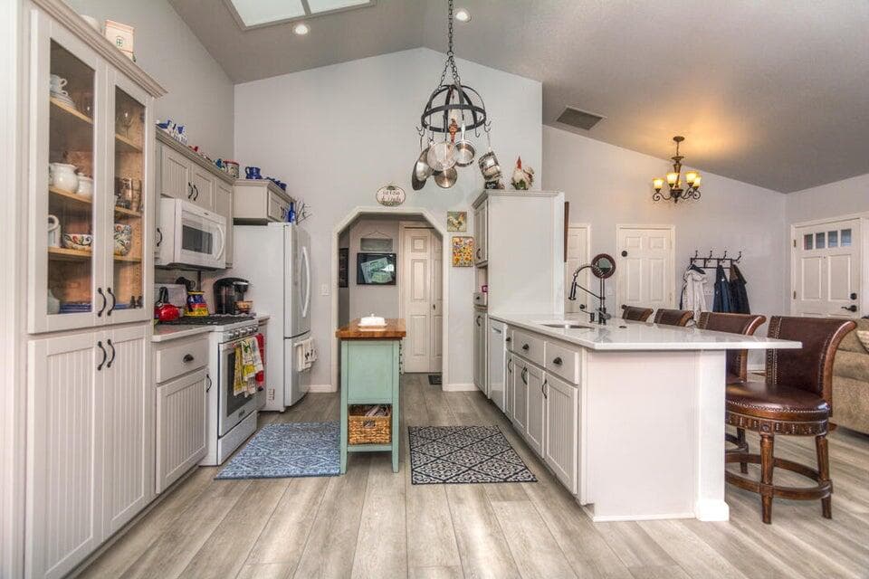 Full newly remodeled and finished kitchen with all new appliances