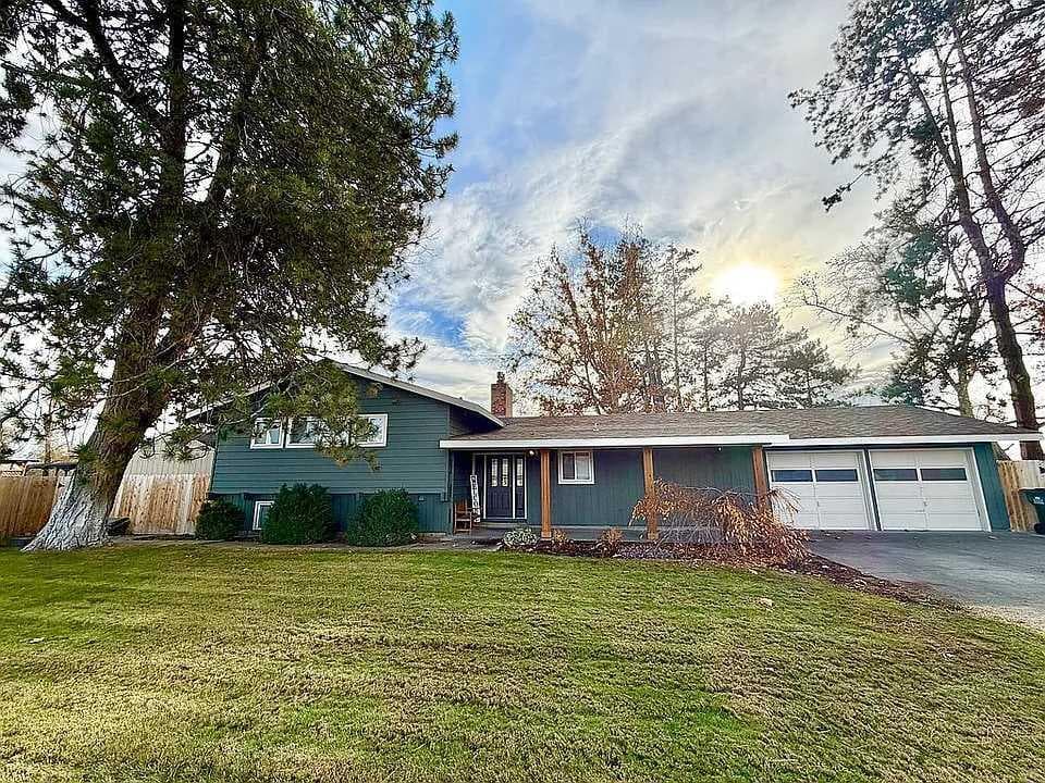 825 Ridgeway