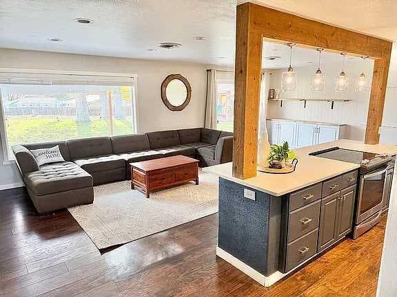 Photo of 825 Ridgeway 3 of 19