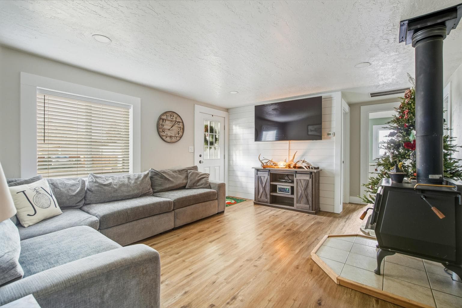 Photo of 704 SE Elm Street 7 of 35