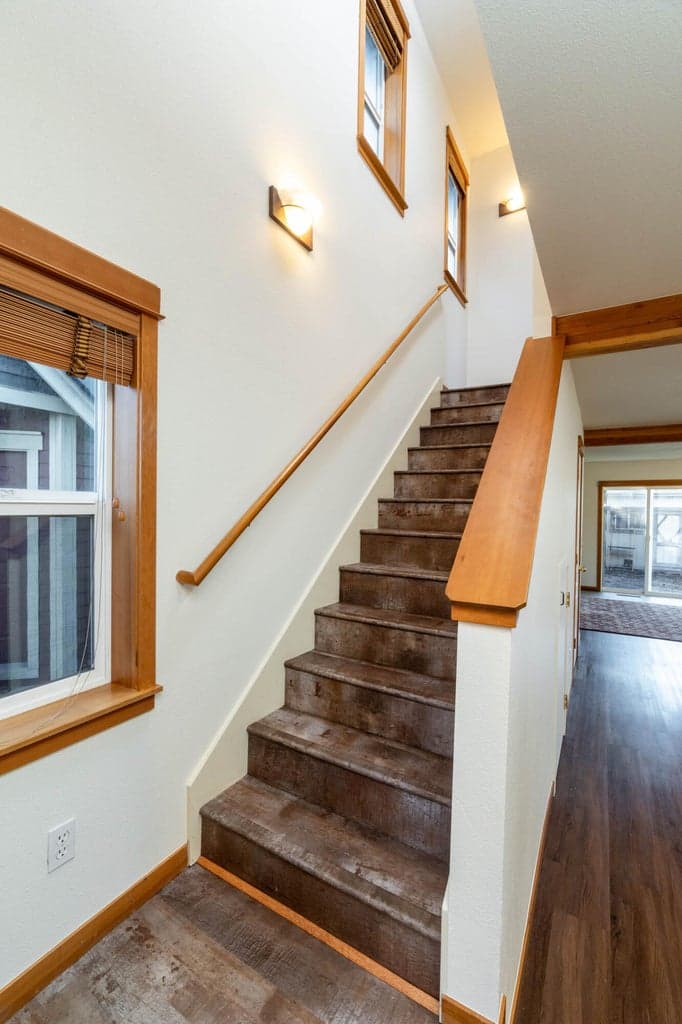 Light and bright stairs with 5 windows