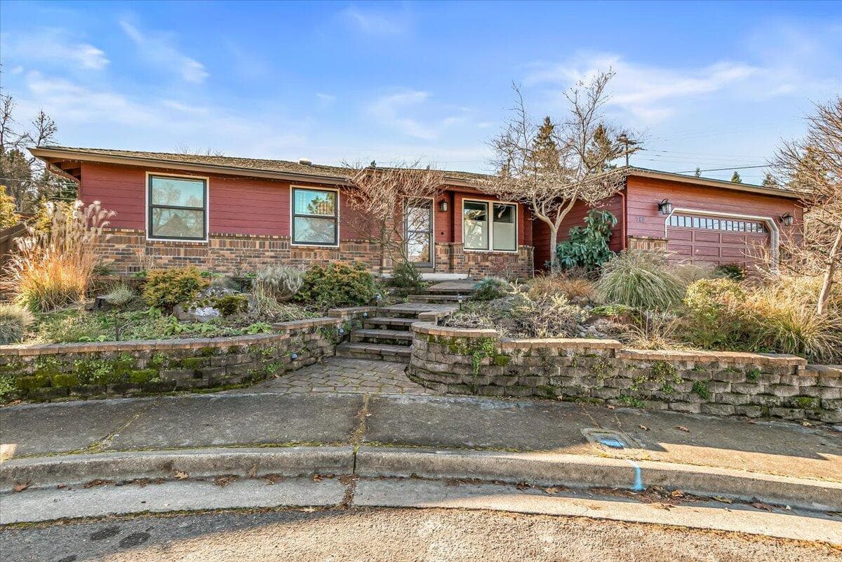 Photo of 780 Oakway 2 of 37
