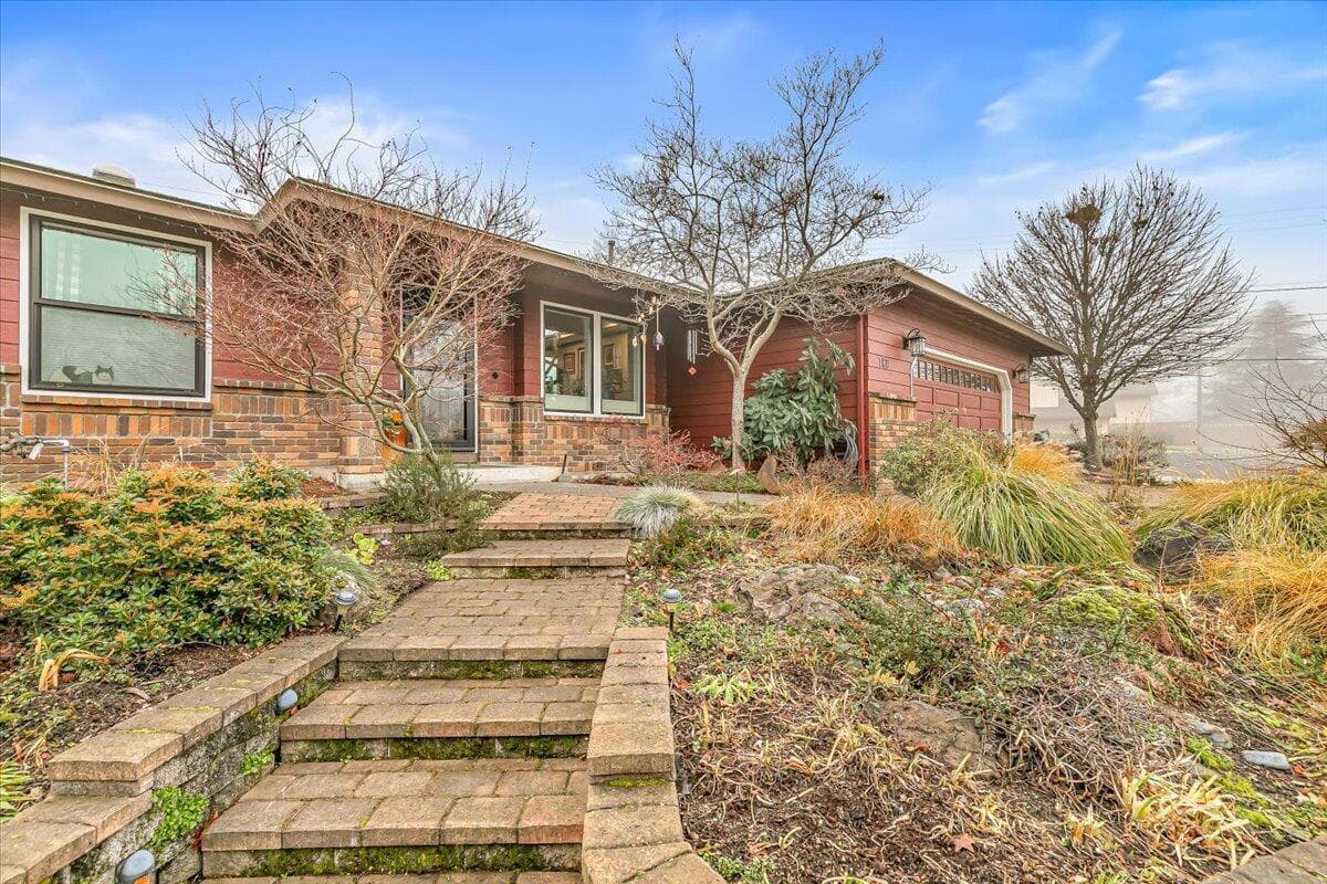 Photo of 780 Oakway 3 of 37