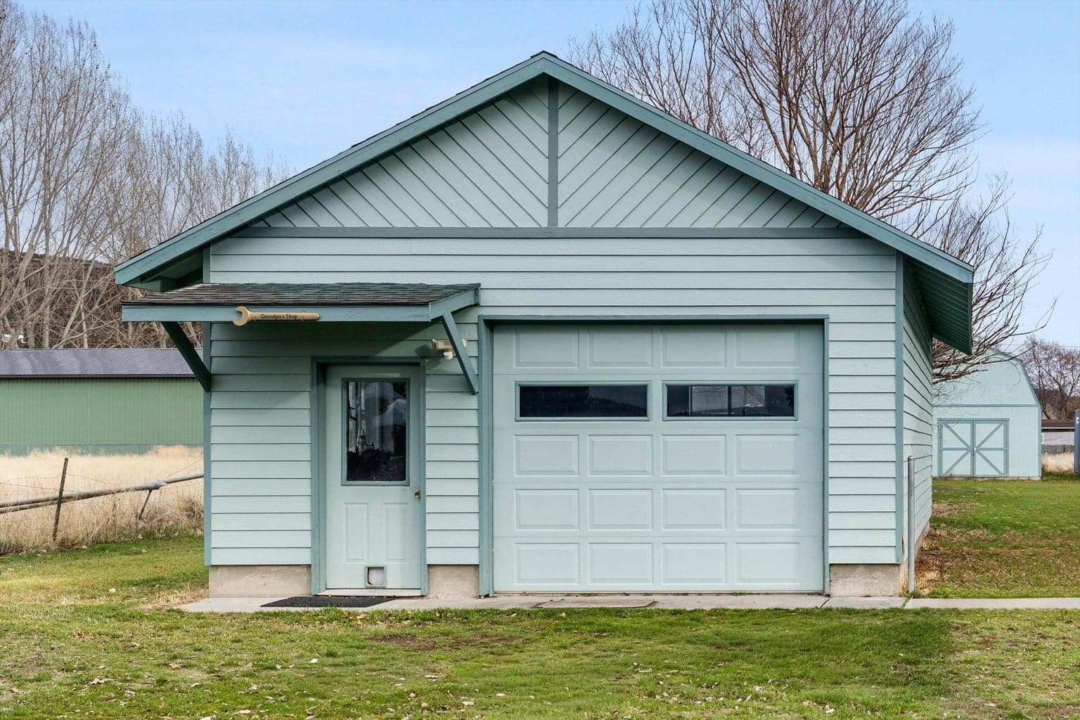 Detached 20x30 shop with 220 power.