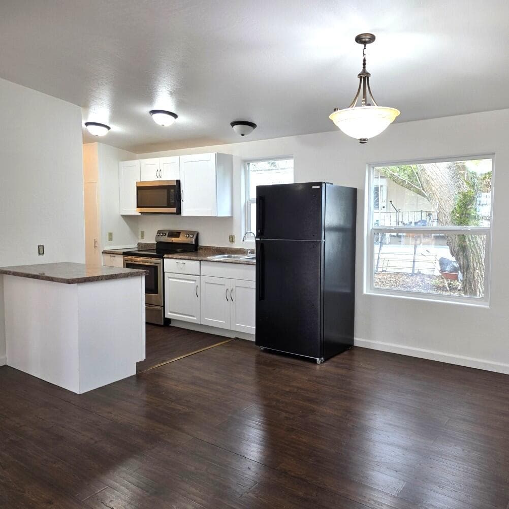 Photo of 939 Valley View 5 of 13