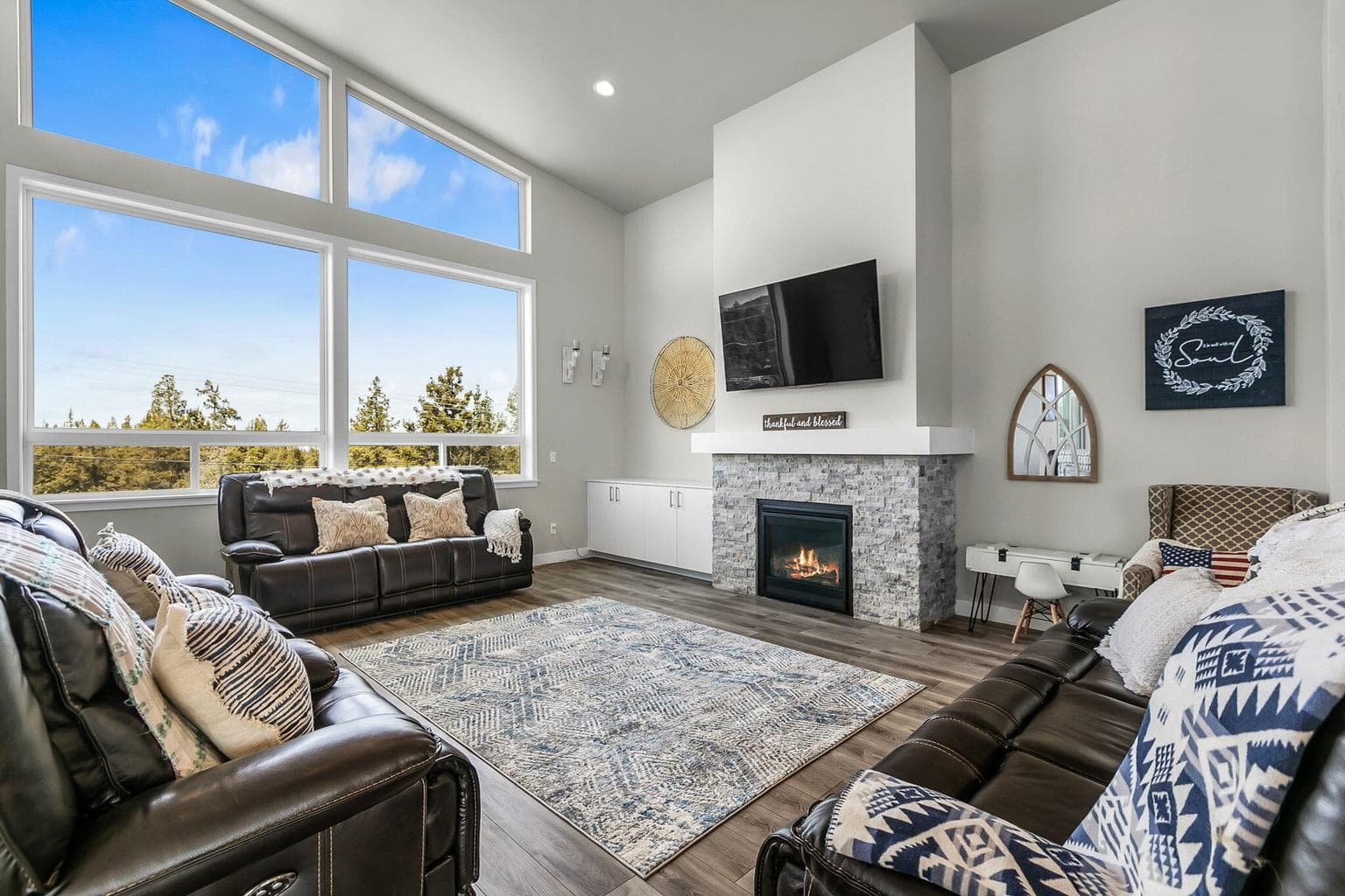 Photo of 2370 SW Helmholtz Way 10 of 31