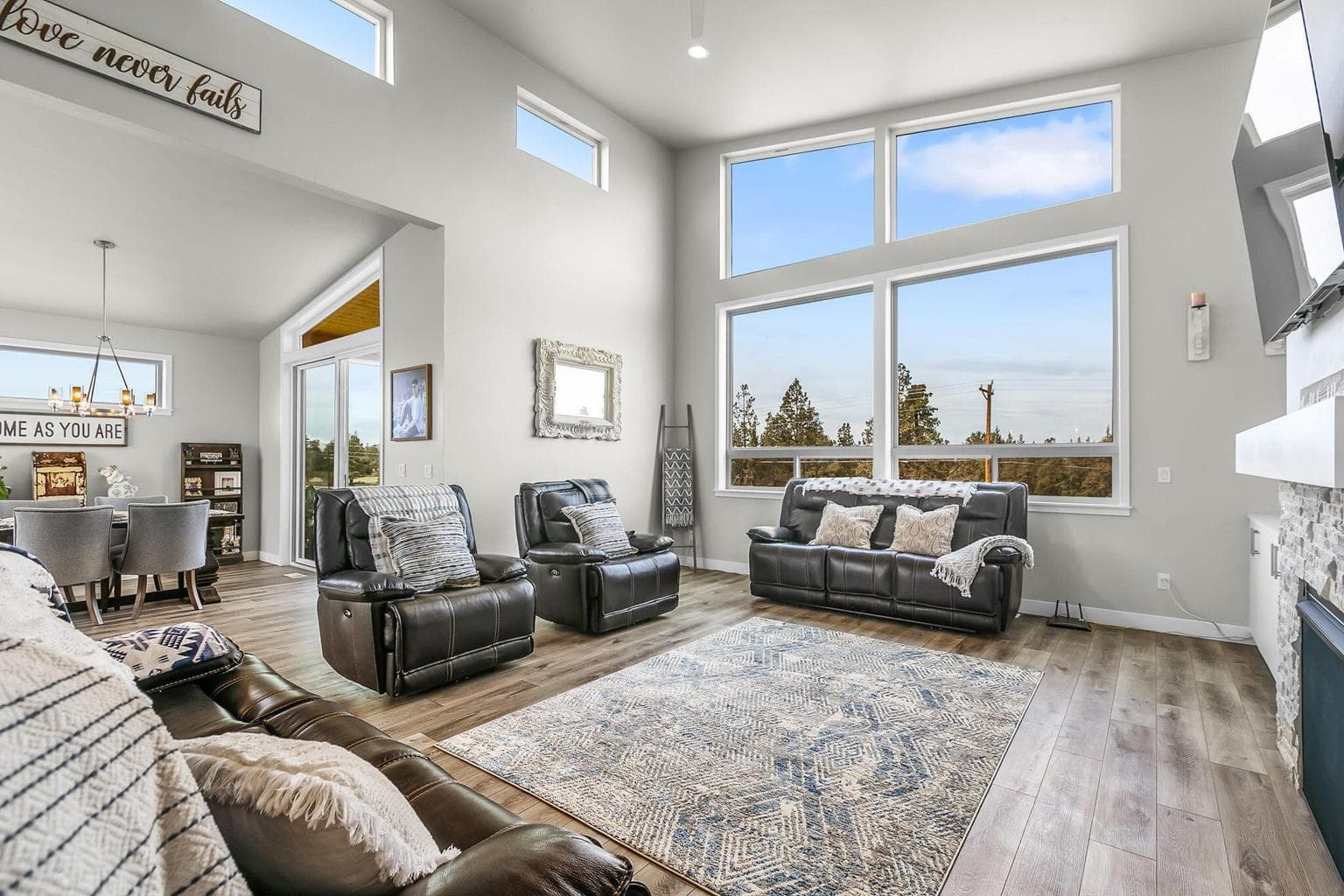 Photo of 2370 SW Helmholtz Way 11 of 31