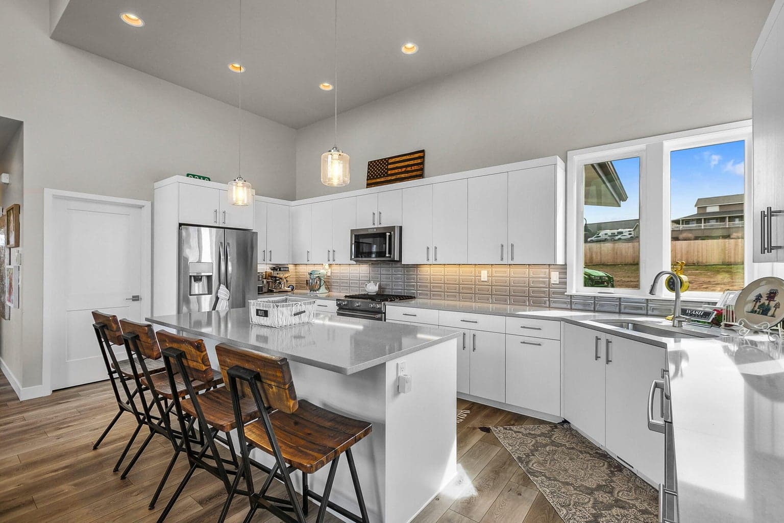 Photo of 2370 SW Helmholtz Way 8 of 31
