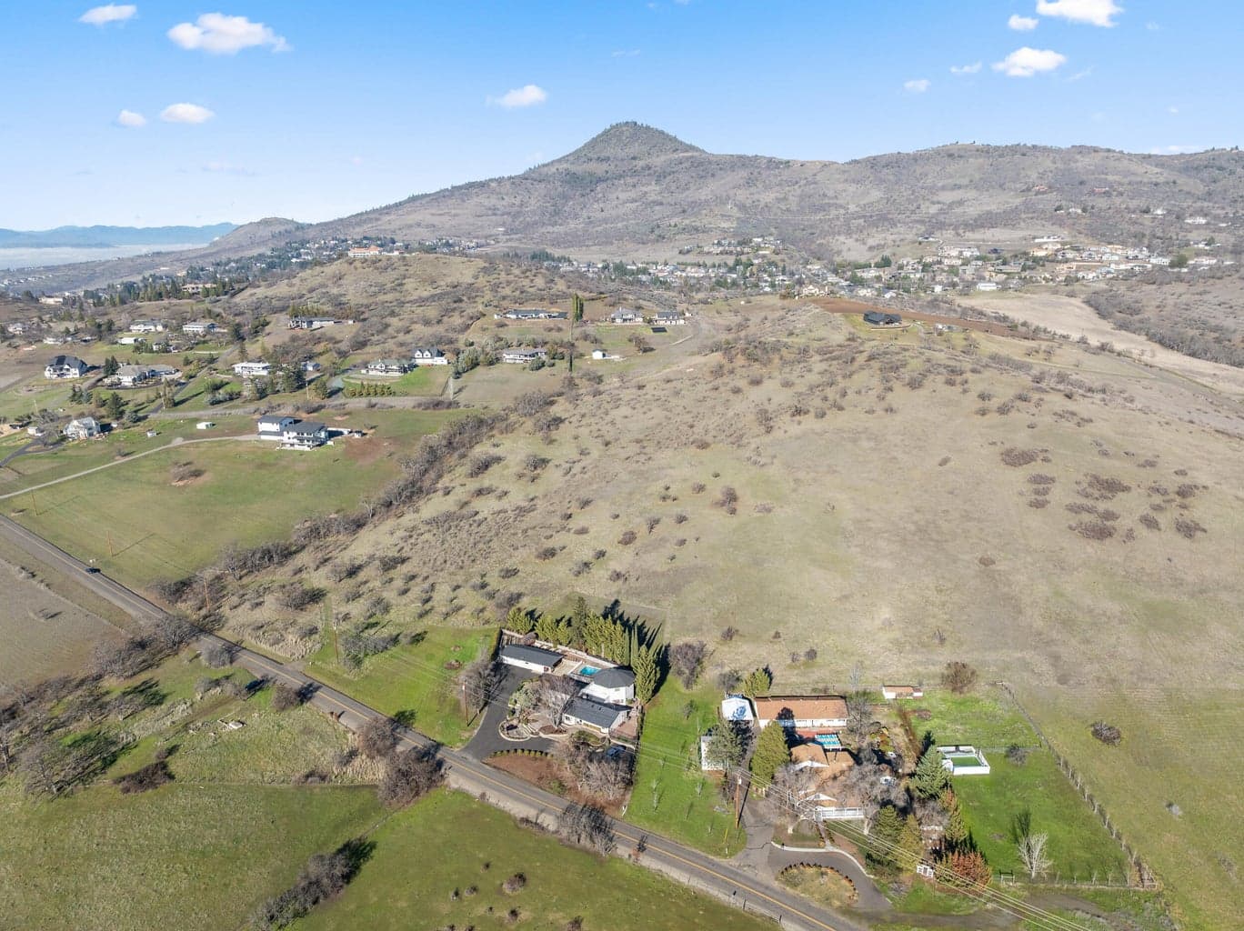 6.87 acres zoned SFR-00 in SE Medford, OR. Incredible views!