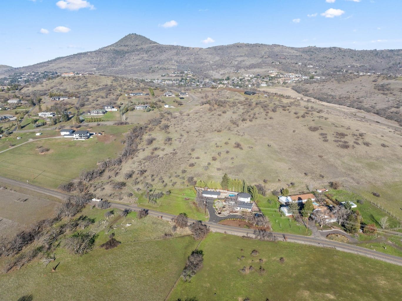 6.87 acres zoned SFR-00 in SE Medford, OR. Incredible views!