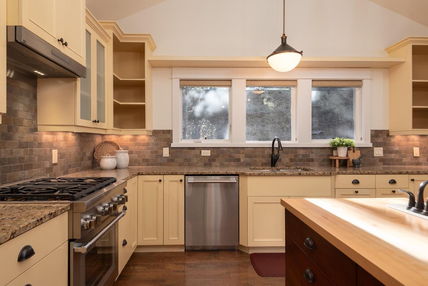 Photo of 19085 NW Mt Hood Place 14 of 53