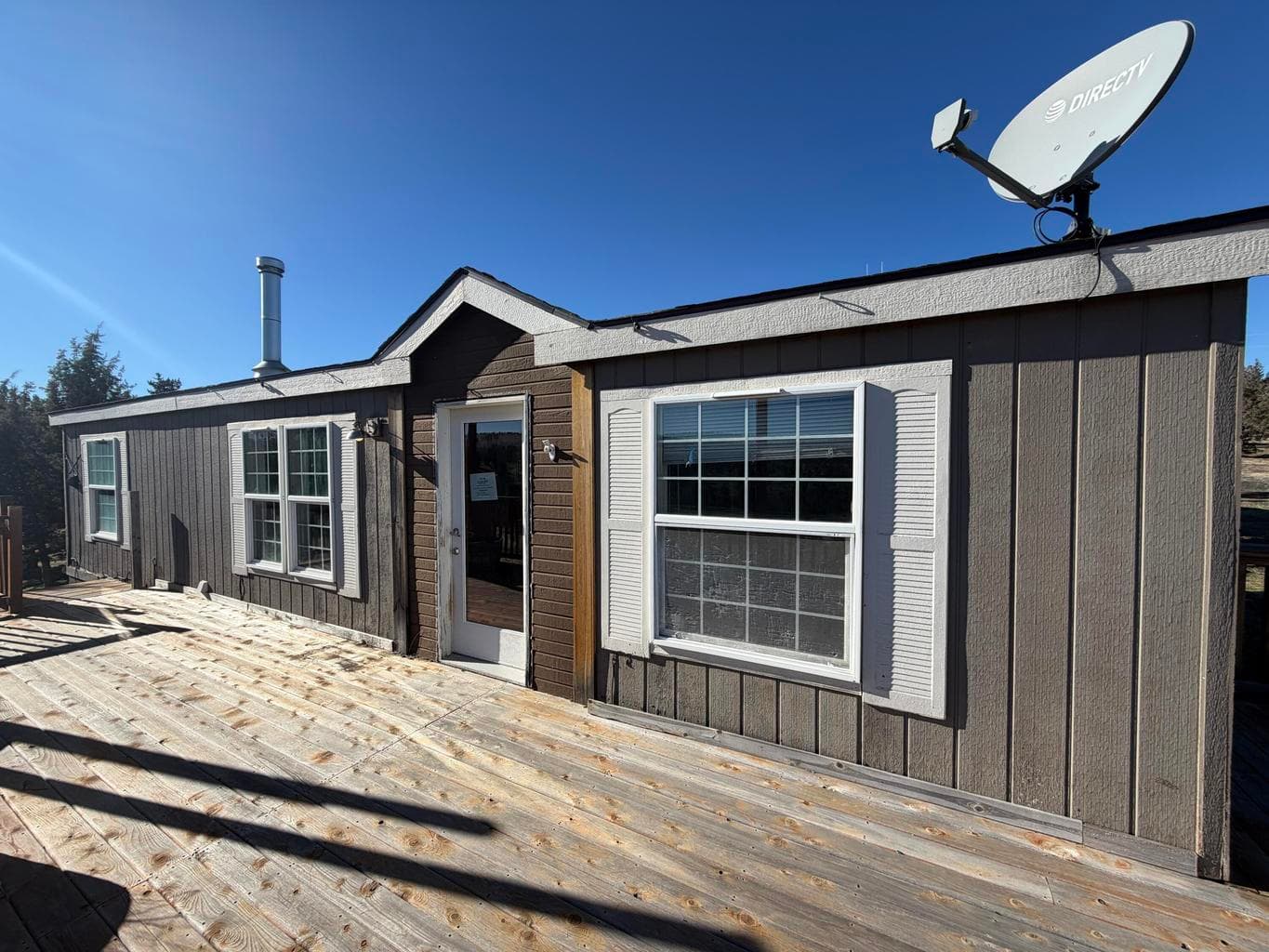 1995 Manufactured home with expansive deck.