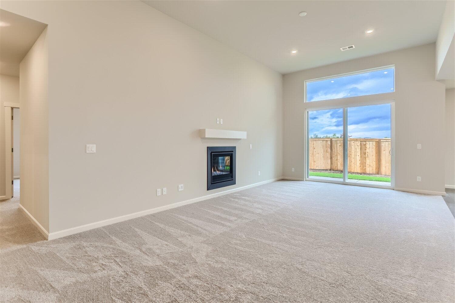Photo of 2548 Redwood Ave 5 of 18