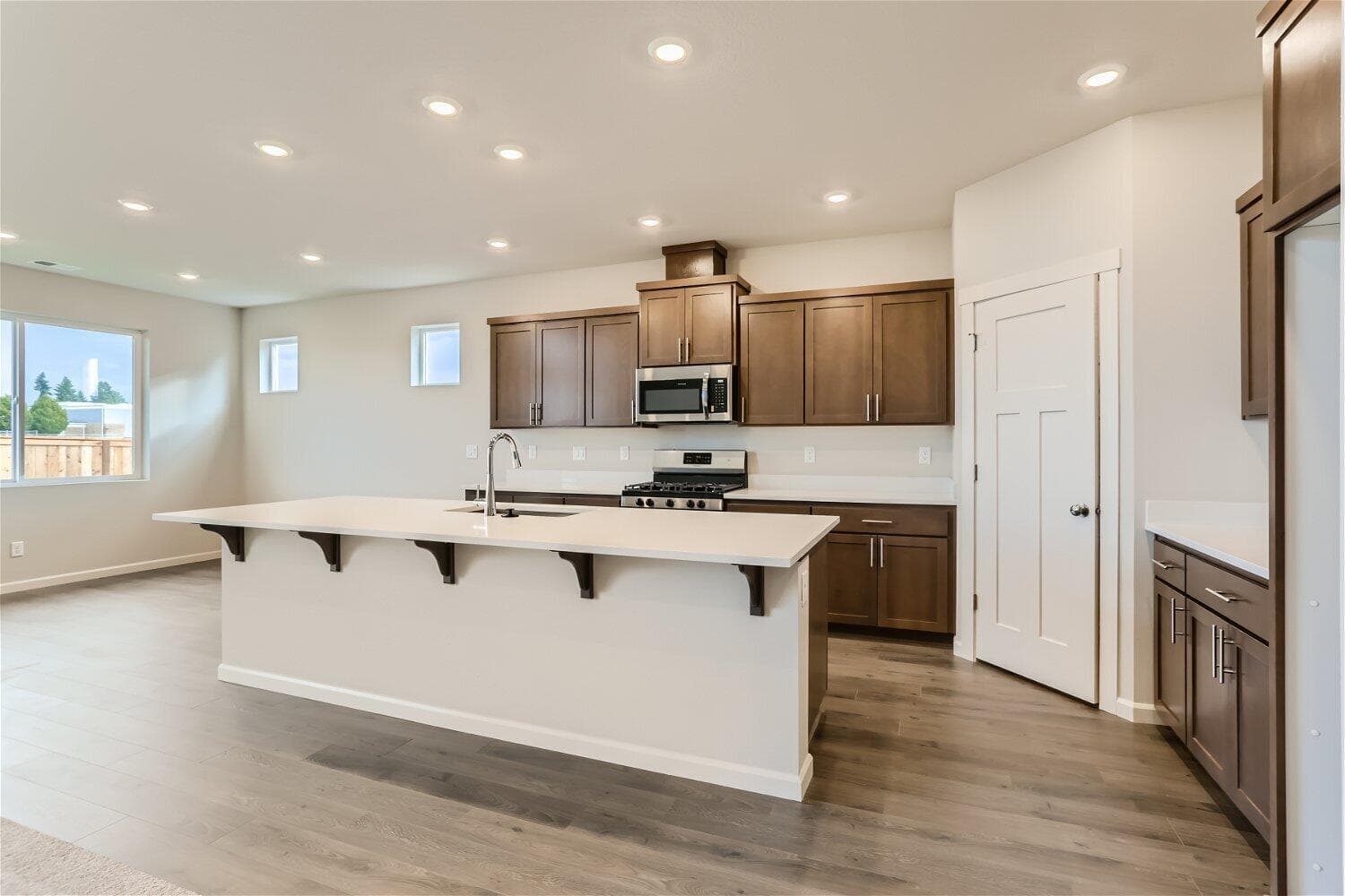 Photo of 2548 Redwood Ave 3 of 18