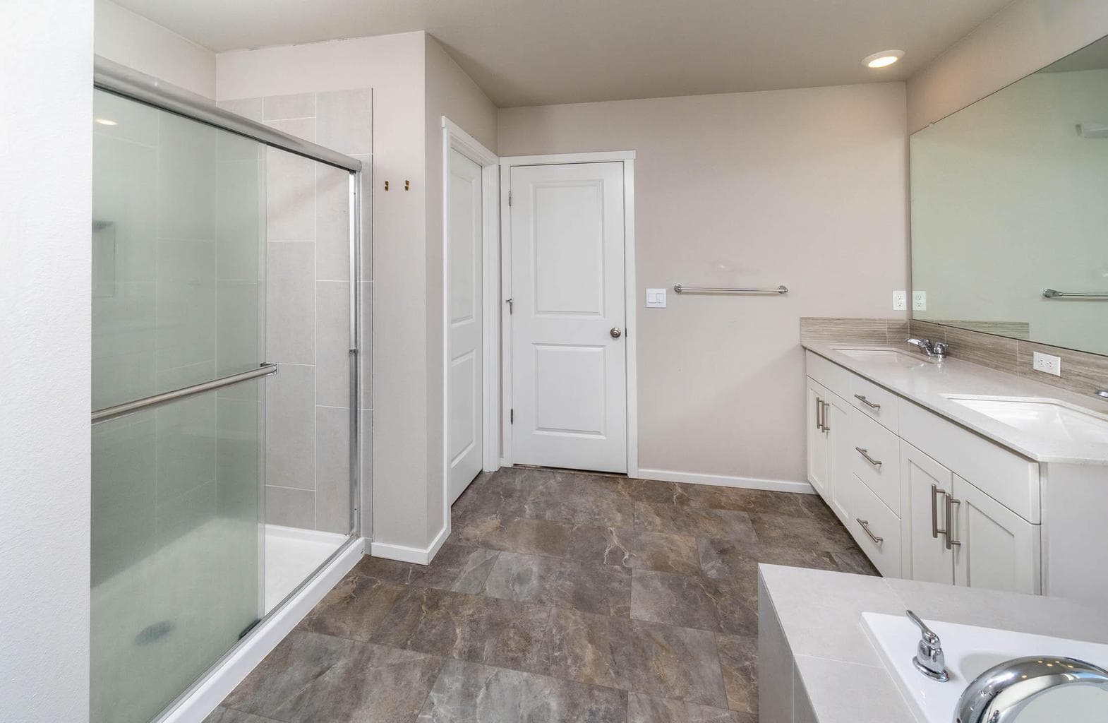Primary Bathroom with soaking tub (Upstairs)