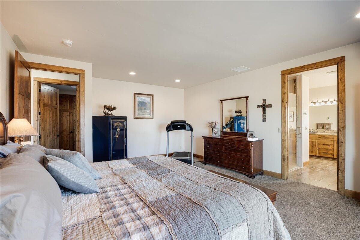 Photo of 6150 NW Kingwood Avenue 16 of 62