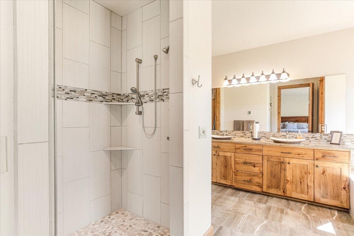 Photo of 6150 NW Kingwood Avenue 17 of 62