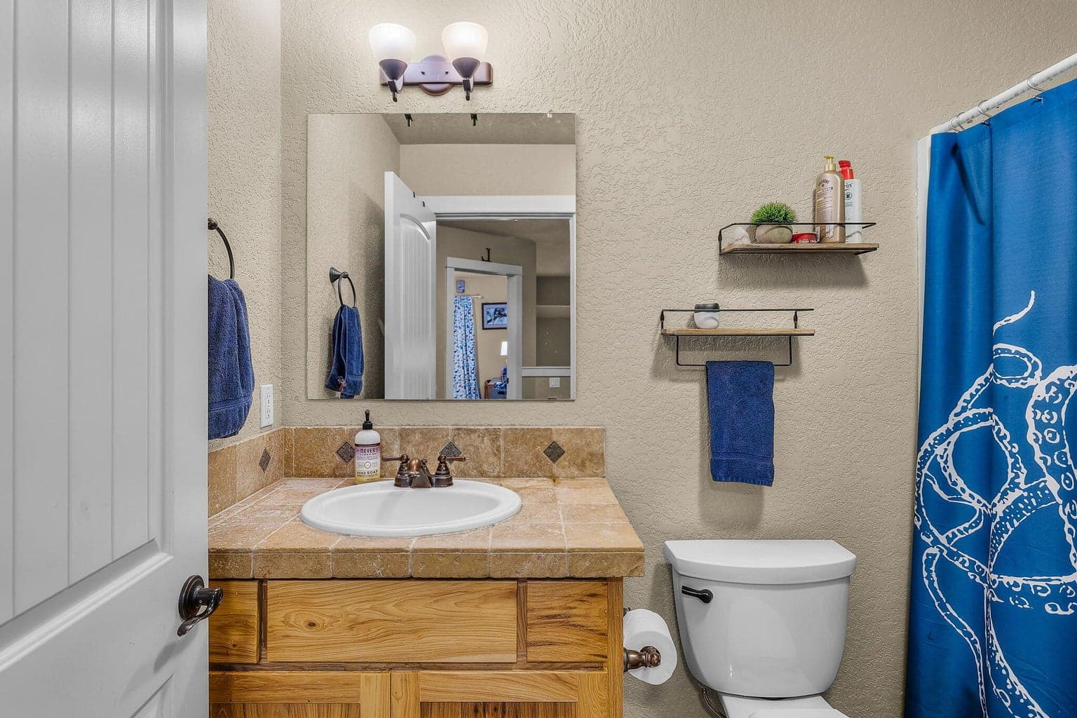 Upstairs full bathroom
