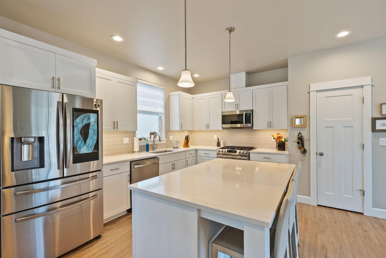 Quartz countertops & high-end appliances