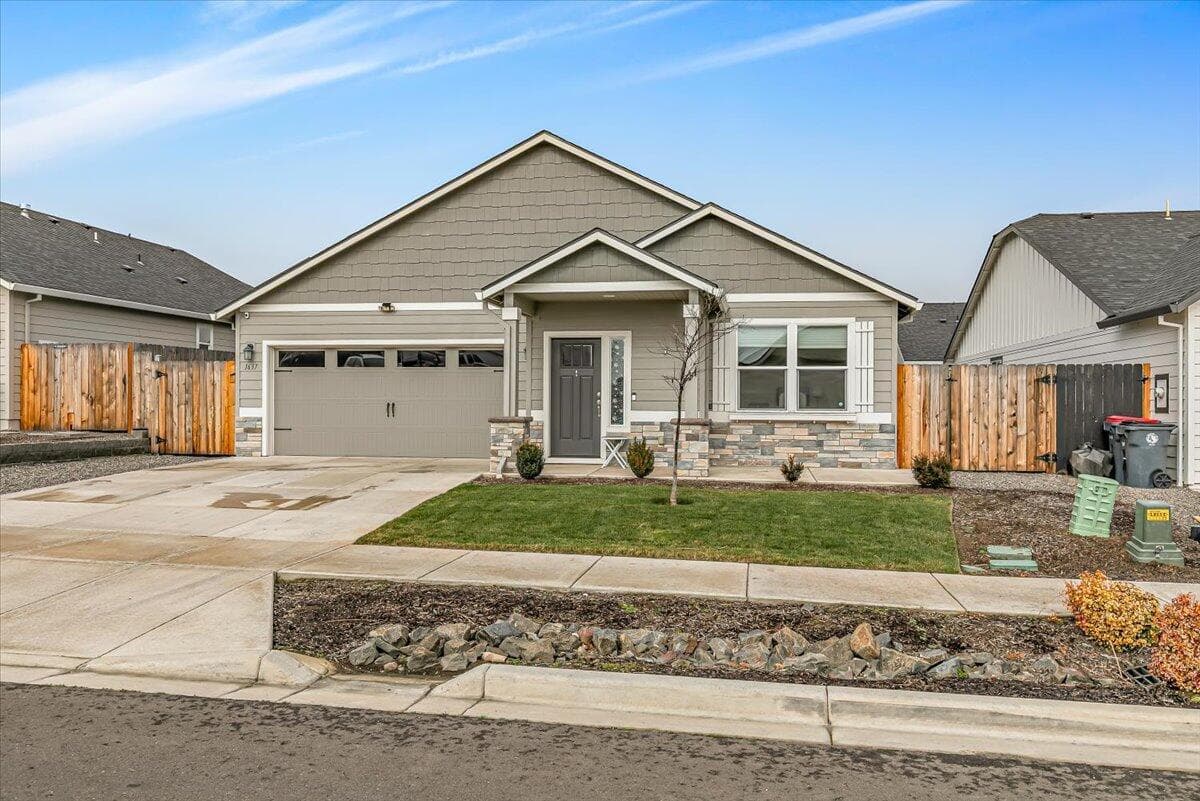 Photo of 1637 Bronte 1 of 38