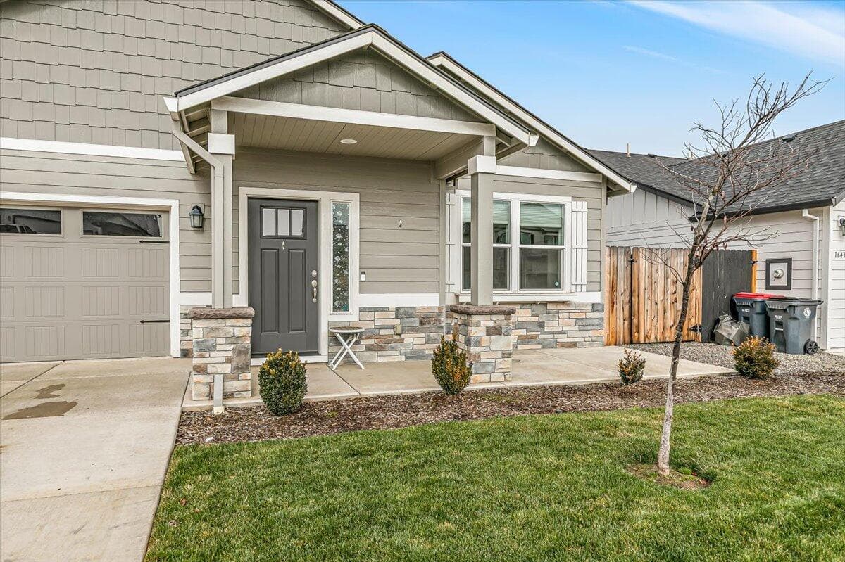 Photo of 1637 Bronte 3 of 38
