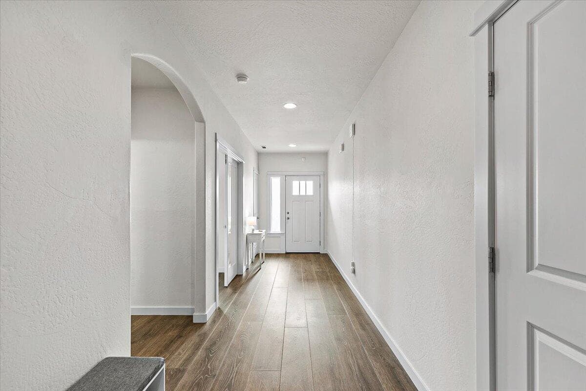 Photo of 1637 Bronte 4 of 38