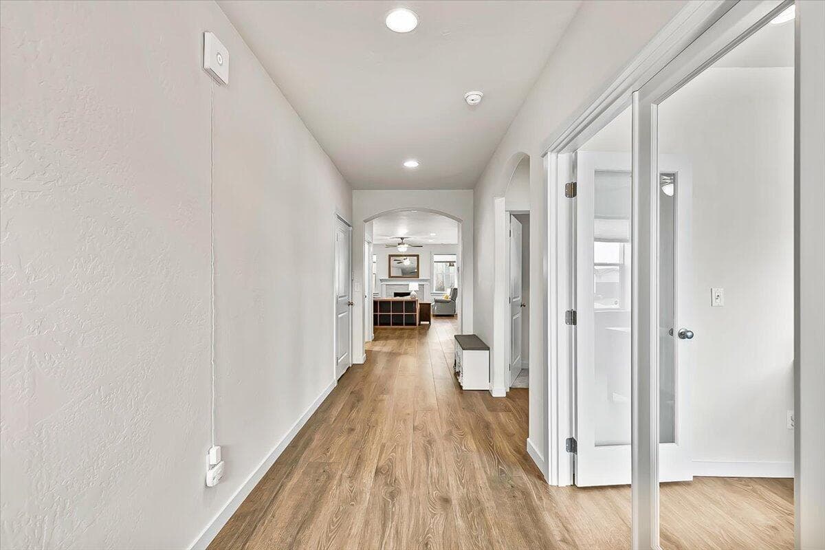 Photo of 1637 Bronte 5 of 38