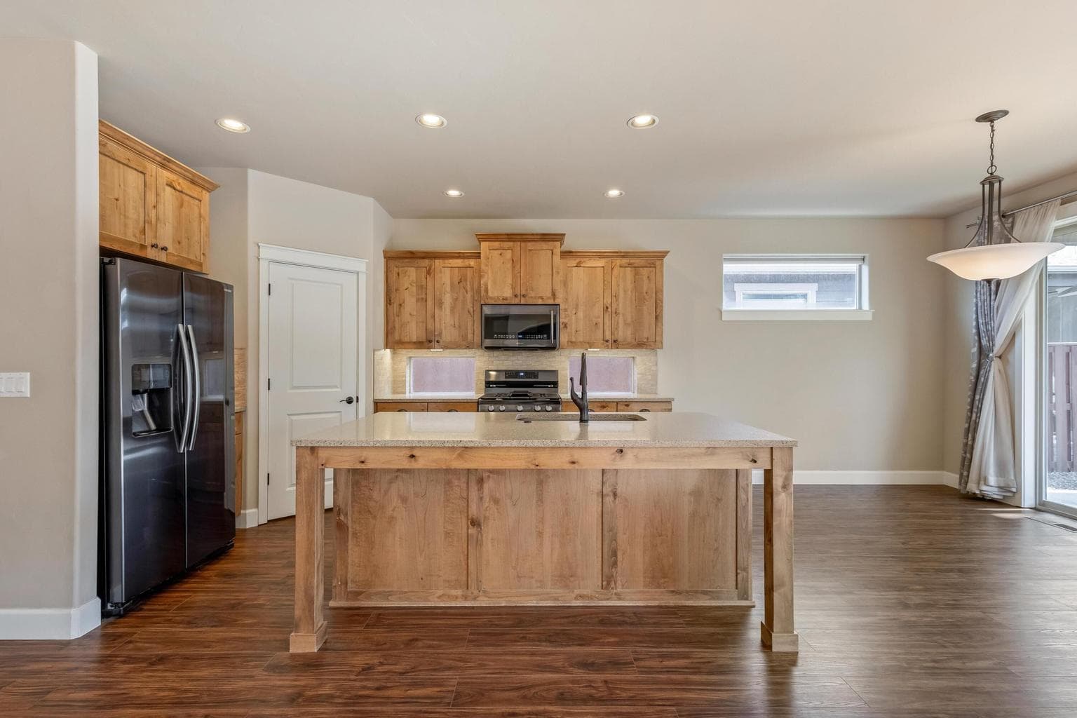 Photo of 950 NE Steins Pillar Drive 7 of 45