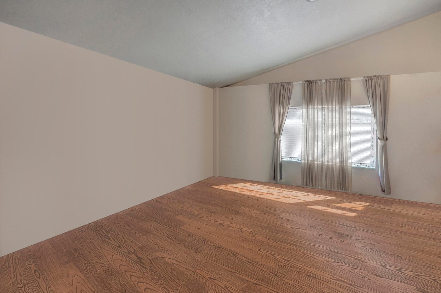 Photo of 1505 NW Harwood Street 7 of 16