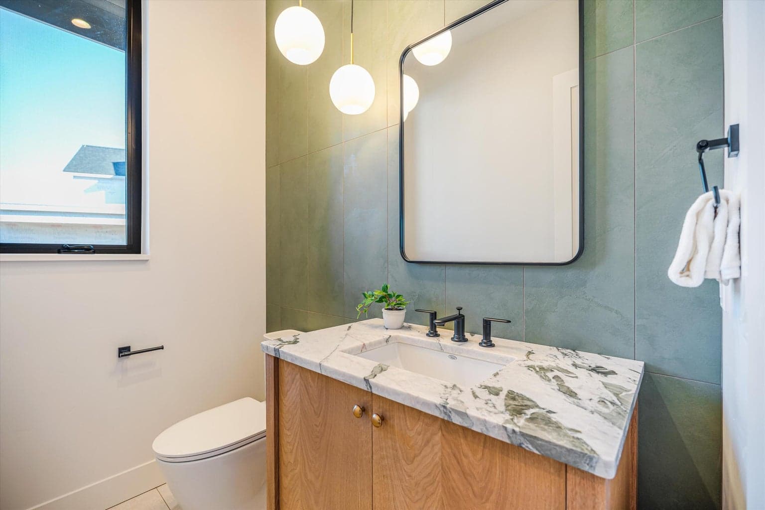Photo of 3412 NW Sullivan Avenue 24 of 53