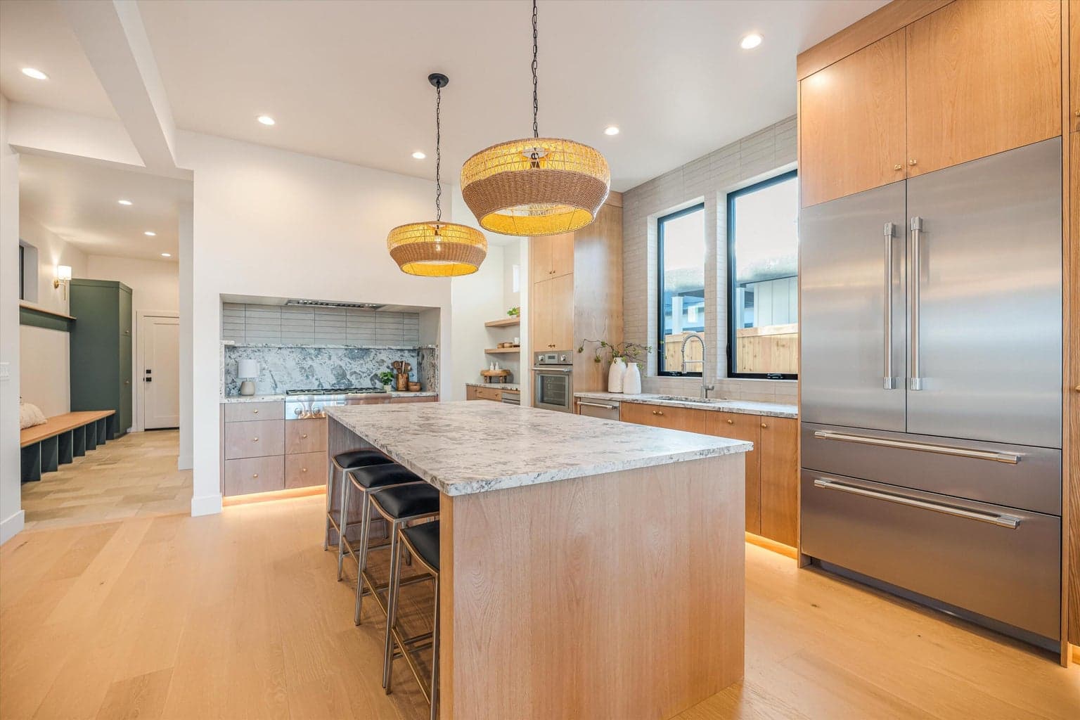 Photo of 3412 NW Sullivan Avenue 7 of 53