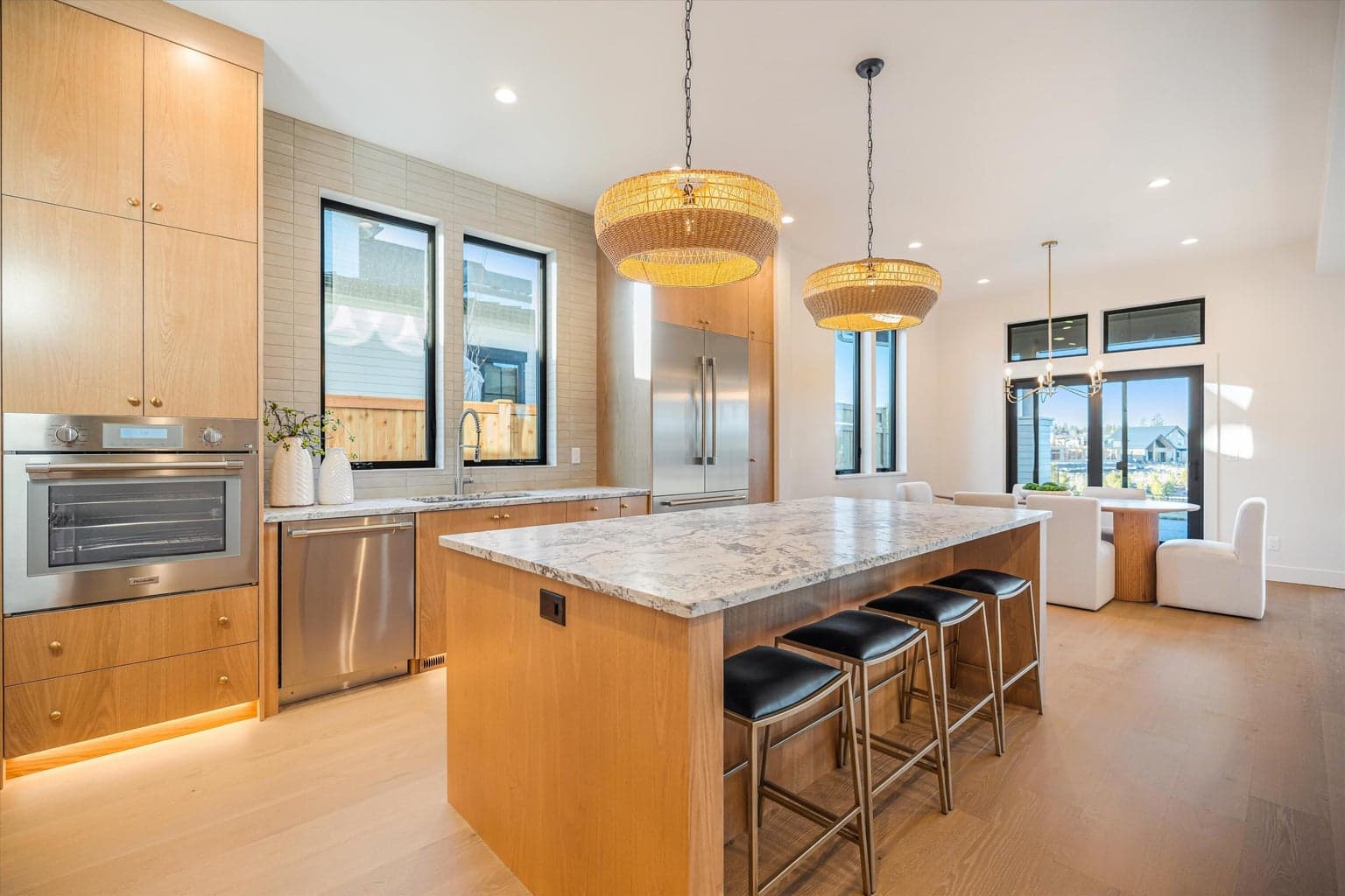 Photo of 3412 NW Sullivan Avenue 8 of 53