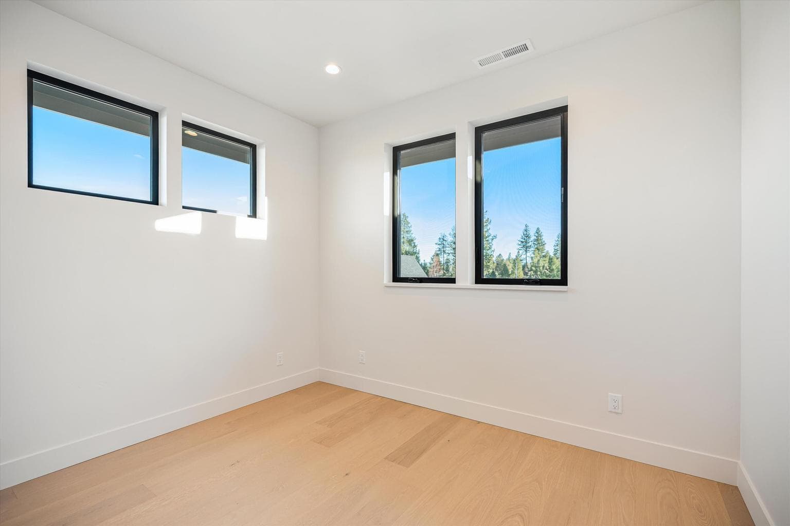 Photo of 3412 NW Sullivan Avenue 29 of 53