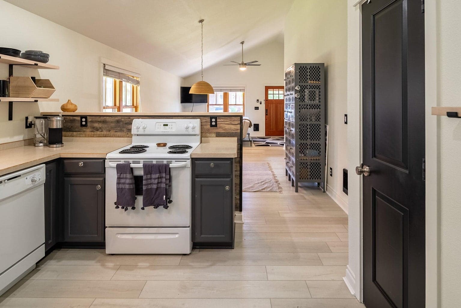 Photo of 335 S Cottonwood Street 18 of 31