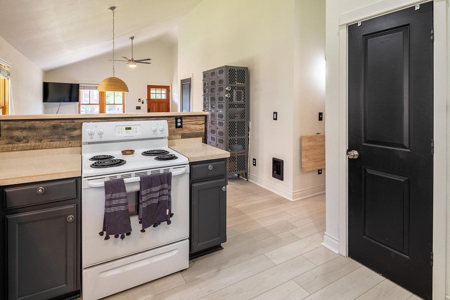 Photo of 335 S Cottonwood Street 19 of 31