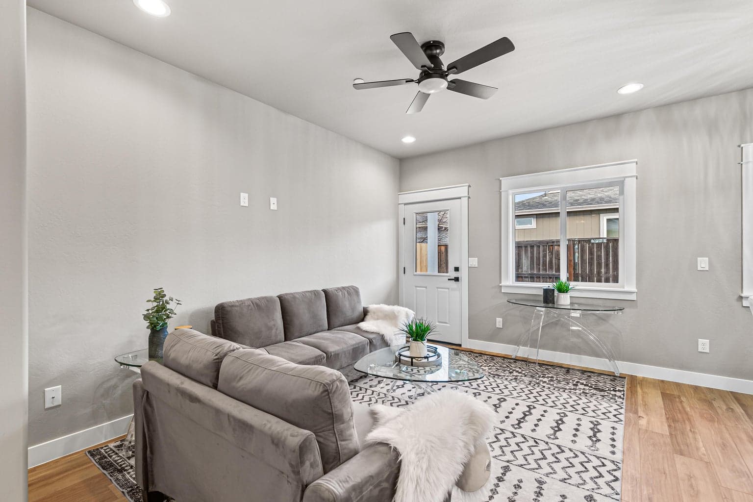 Photo of 7426 Denman 5 of 29